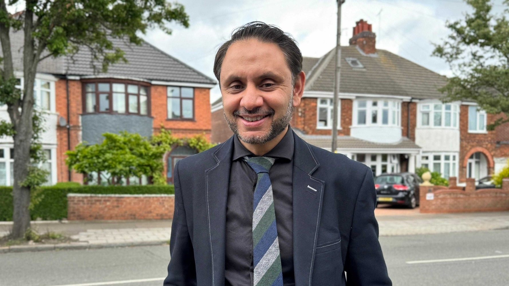 Independent pro-Palestine candidate Shockat Adam unseated Labour's shadow cabinet minister Jon Ashworth in the constituency of Leicester South on 4 July 2024 (Imran Mulla/MEE)